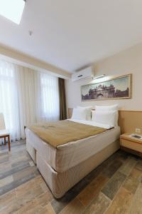 イスタンブールにあるNishant Hotelのベッドルーム1室(大型ベッド1台付)