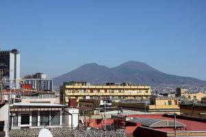 vistas a una ciudad con montañas en el fondo en beb Rosy, en Nápoles