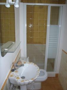 Łazienka w obiekcie Apartamentos Puente Viesgo Anjana