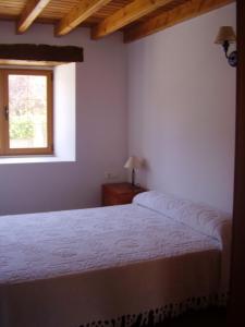 Łóżko lub łóżka w pokoju w obiekcie Apartamentos Puente Viesgo Anjana