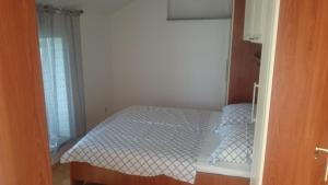 En eller flere senger på et rom på Apartment Tisno
