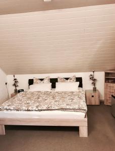 sypialnia z dużym łóżkiem w pokoju w obiekcie Pension Ulrich w mieście Dahlem