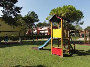un parque infantil con tobogán en Villaggio Azzurro, en Bibione