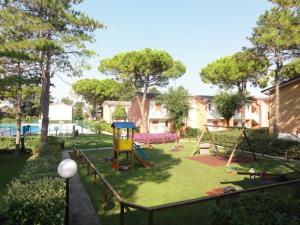 un parque con parque infantil con tobogán en Villaggio Azzurro, en Bibione