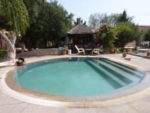 索維拉的住宿－Villa Grenadine，一个带凉亭的庭院内的游泳池