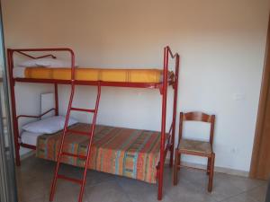ロゼート・デッリ・アブルッツィにあるDonizetti Apartment 6の二段ベッド2組(椅子付)が備わる客室です。