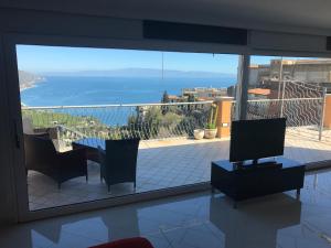 sala de estar con vistas al océano en Prestige Loft Taormina, en Taormina