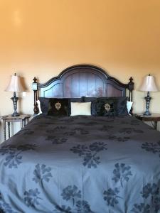 ein Schlafzimmer mit einem großen Bett und zwei Lampen in der Unterkunft Dunning Vineyards Guest Villa in Paso Robles