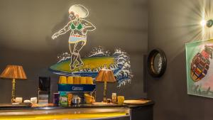 obraz mężczyzny na desce surfingowej na ścianie w obiekcie Soul House w mieście Durban