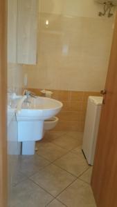 ロゼート・デッリ・アブルッツィにあるDonizetti Apartment 6のバスルーム(白い洗面台、トイレ付)
