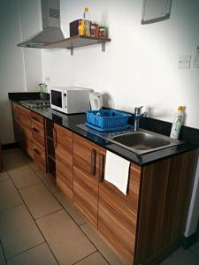 Kuchyň nebo kuchyňský kout v ubytování B12 Cowrie Beach Studio Apartment