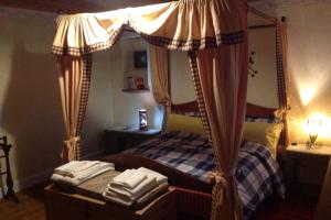 A bed or beds in a room at East Wind