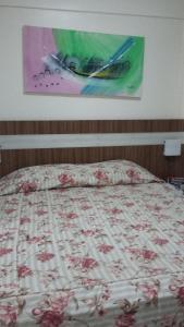 Una cama con edredón en un dormitorio en Apartamento Via Caldas L'Acqua II, en Caldas Novas