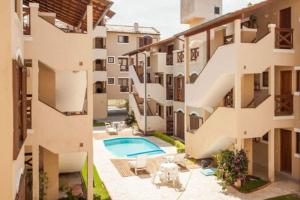 een luchtfoto van een gebouw met een zwembad bij Apartamento em Residencial Riviera in Florianópolis