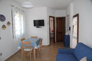 un soggiorno con tavolo blu e divano blu di Appartamento Martina a Olbia