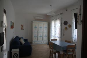 un soggiorno con divano blu e tavolo di Appartamento Martina a Olbia