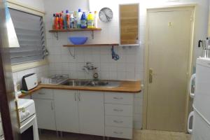 A kitchen or kitchenette at Tarragona House