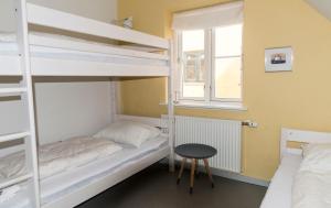 a room with two bunk beds and a window at PilgrimsHuset Maribo in Maribo