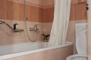 City Break Dubrovnik Apartments في دوبروفنيك: حمام مع دش وحوض استحمام مع مرحاض
