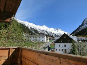 Blick auf eine Stadt mit einem schneebedeckten Berg in der Unterkunft Frühstückspension & Ferienhaus Fädnerspitze in Galtür