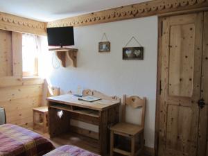 - une chambre avec une table, un lit et un bureau dans l'établissement Auberge des Skieurs, à La Bresse