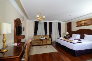 Un pat sau paturi într-o cameră la GLK PREMIER Regency Suites & Spa