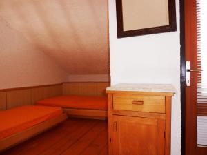 Pokój na poddaszu z 2 łóżkami i stołem w obiekcie Apartament Onda w mieście Funtana