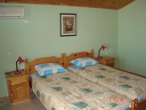 1 dormitorio con 2 camas individuales y 2 lámparas en Guest House Rusalka, en Sozopol