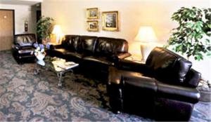 una sala de estar con 2 sofás de cuero y una mesa. en Silver Inn en Silverthorne