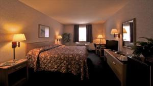 una camera d'albergo con letto e bagno di Silver Inn a Silverthorne