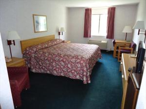 a hotel room with a bed and a window at Silver Inn in Silverthorne
