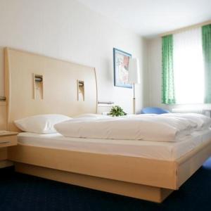 Un pat sau paturi într-o cameră la Hotel Krone