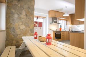 Kuchyň nebo kuchyňský kout v ubytování Alex Surf Hostel