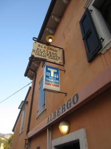 a street sign on the side of a building at Albergo Al Platano in Caprino Veronese