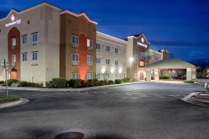 an empty parking lot in front of a hotel at Best Western Plus Delta Inn & Suites in Oakley