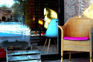 two chairs sitting in front of a store window at Domek w Długosiodle 2 sypialnie przy samym lesie in Długosiodło