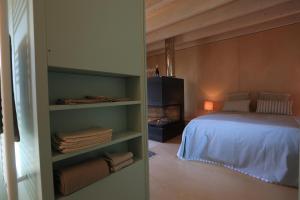 サヴェッレトリにあるMasseria Pittoreのベッドルーム(ベッド1台、本棚付)