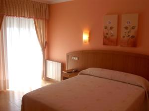 Łóżko lub łóżka w pokoju w obiekcie Hotel Miramar 2** Superior