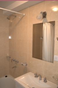 y baño con lavabo y espejo. en Apartamento Catalina Sur en San Miguel de Tucumán