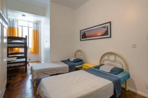 Habitación con 2 camas y 1 litera en Apartamento de 3 quartos prox ao Posto 2 - COPACABANA, en Río de Janeiro