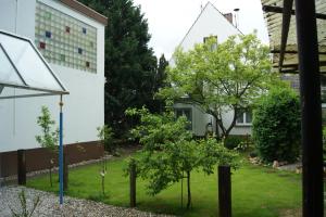 einen Garten mit Bäumen und ein Gebäude in der Unterkunft Ferienwohnungen Pies in Bad Kreuznach