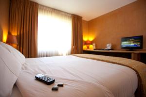Uma TV ou centro de entretenimento em Park Hotel Calama