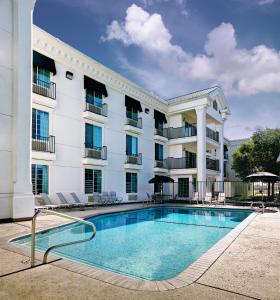 漢福德的住宿－紅杉汽車旅館，大楼前设有游泳池的酒店