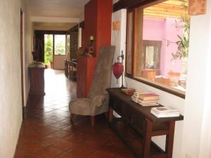 Cette chambre dispose d'un bureau, d'une chaise et d'une fenêtre. dans l'établissement La Casa del Rio, à Valle de Bravo