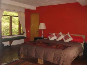 A bed or beds in a room at La Casa del Rio
