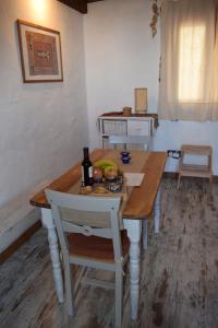 ein Tisch mit einer Flasche Wein und Obst darauf in der Unterkunft Artisan´s House in Agüimes + 20 Fotos