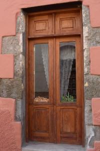 a wooden door with a window in a building at Artisan´s House in Agüimes