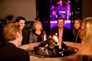 Un groupe de personnes autour d'une table avec un gâteau dans l'établissement Eureka Casino Resort, à Mesquite