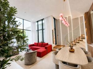 Pool Days, City Nights! Your Private VILLA Escape