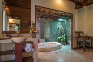 Kamar mandi di Ananda Ubud Resort